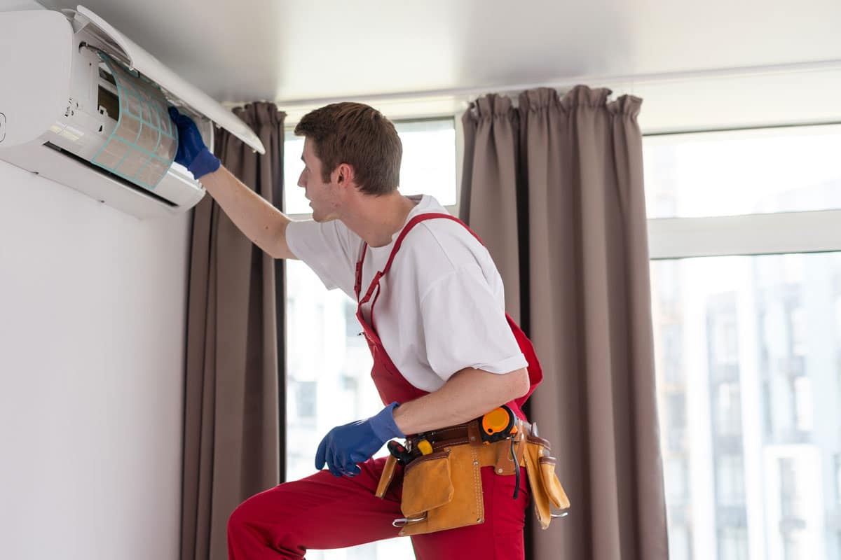 ductless-mini-split-hvac-tech